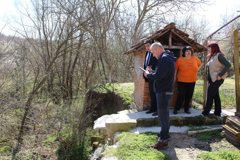 Областният управител Галин Григоров спешно обследва активизирано свлачище в Пиргово