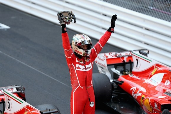 Фетел взе драматичното състезание за Гран при на Бахрейн