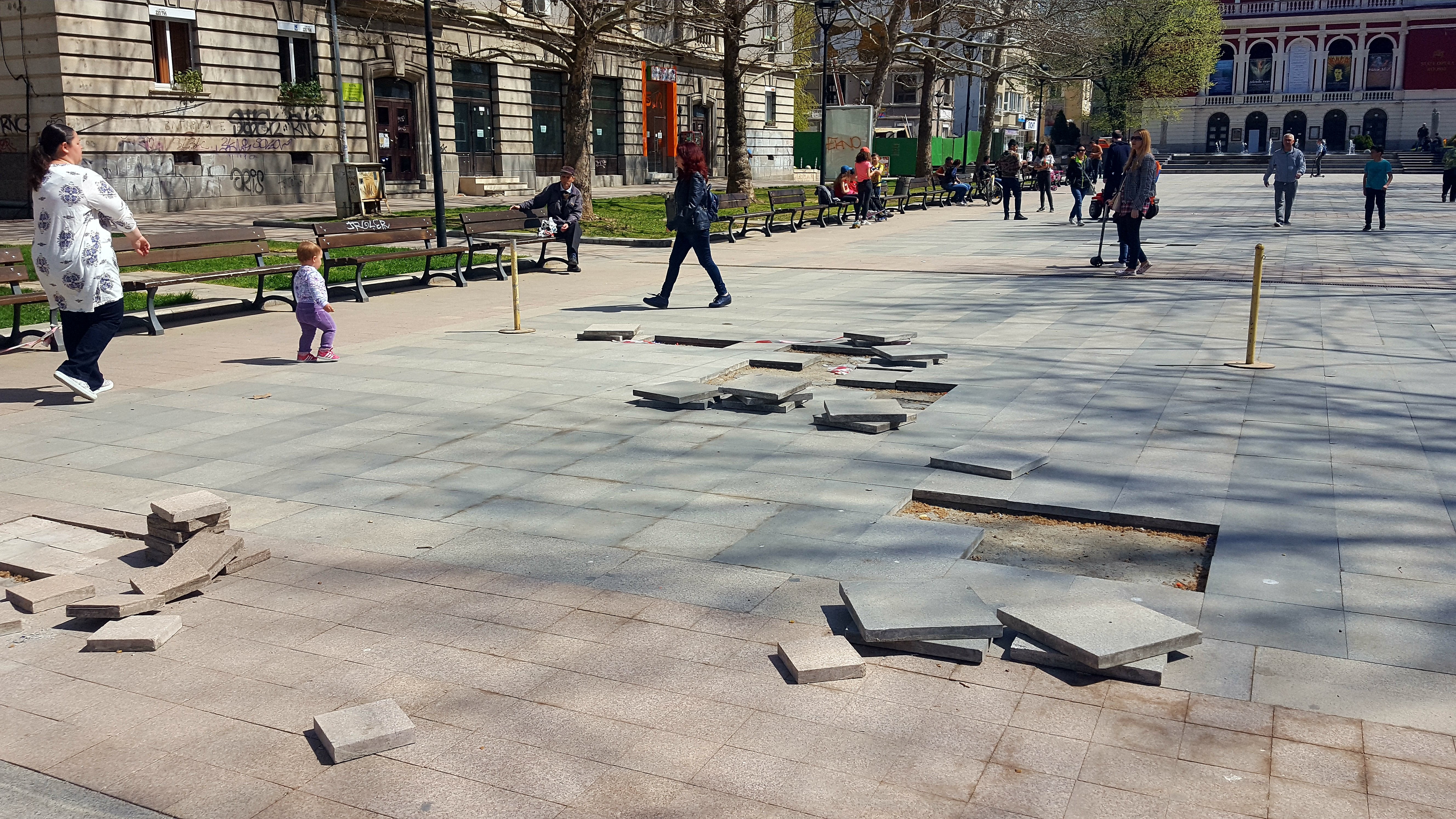 След 7 години плочките по печалния с направата си площад в Русе се разклоцаха тотално