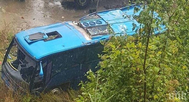 Тежка катастрофа край Своге: Автобус се преобърна, има 13 жертви, двама починаха на път за болницата  