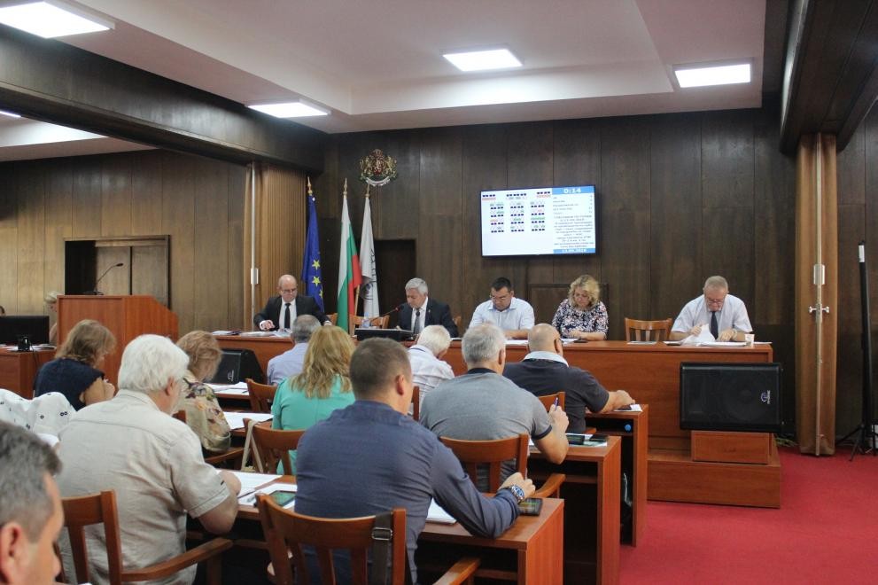 Галин Ганчев и Росица Георгиева смениха групите си в Общинския съвет