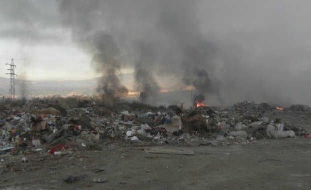 Овладян е пожарът на депото за отпадъци край Русе, операторът ще бъде санкциониран