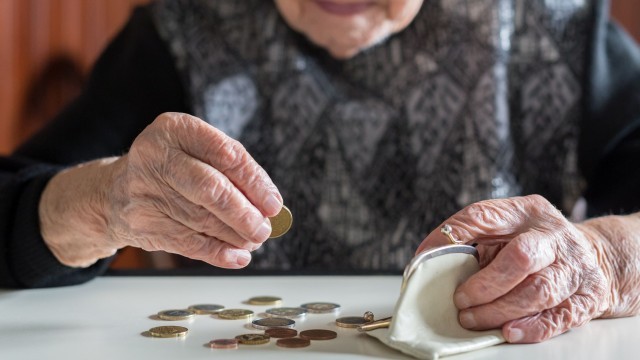 Над 1,2 милиона пенсионери ще получат добавка към пенсиите си за Коледа