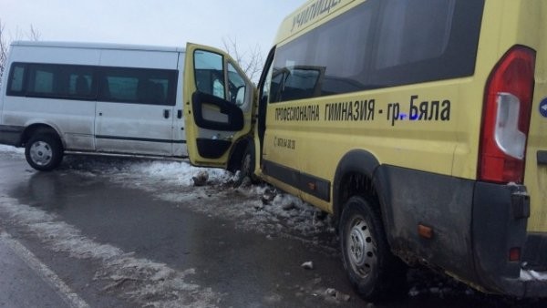 Пътен инцидент между бус и ученически автобус в Беленско, две деца са ранени