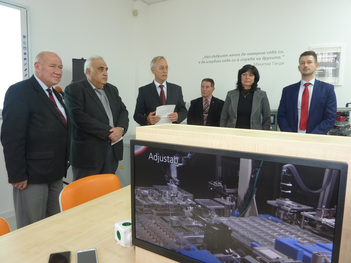 Една от най-модерните учебни лаборатории по роботика и автоматика в страната отвори врати в Техническия университет – София