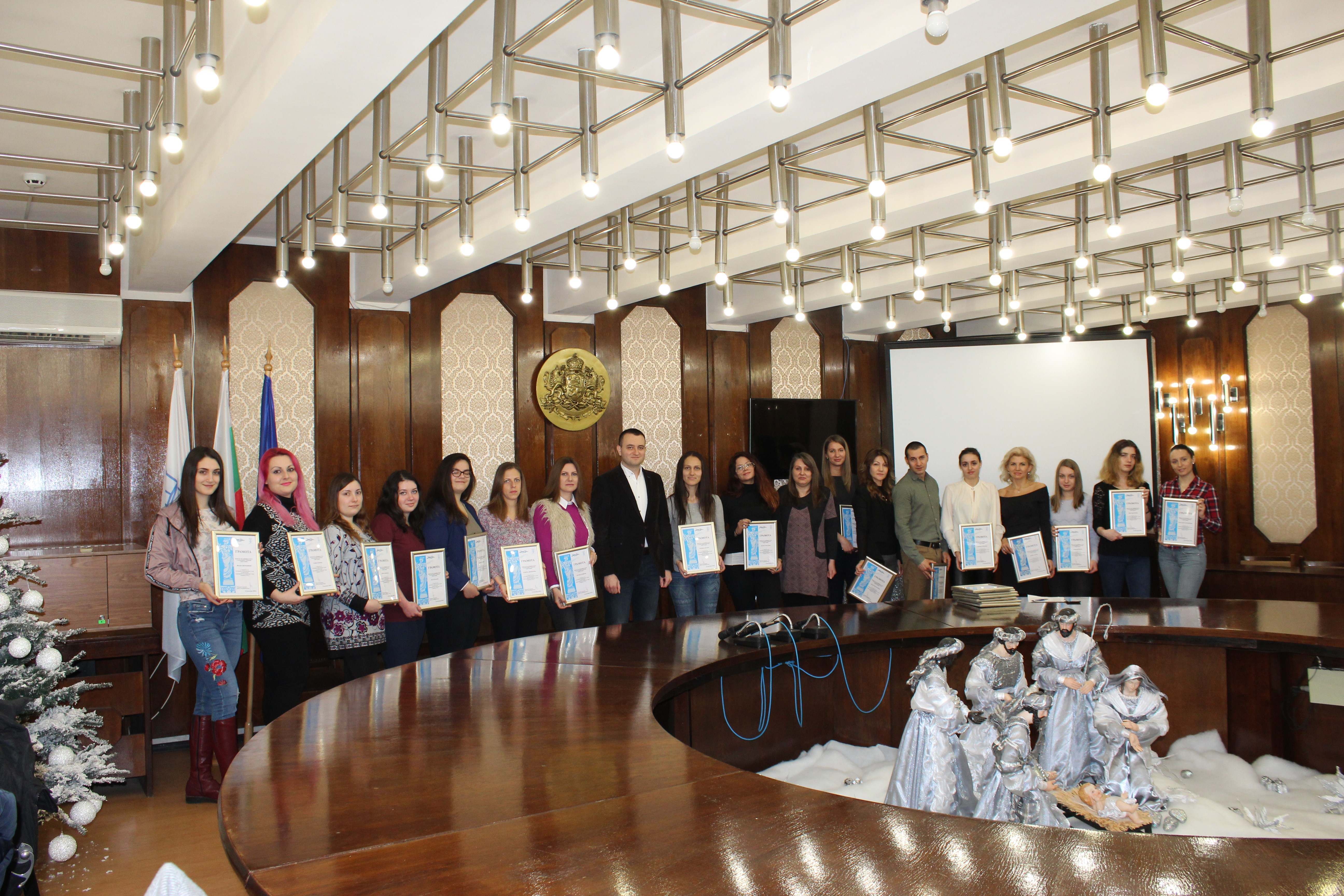 Зам. кметът д-р Страхил Карапчански връчи днес на студенти сертификати за успешно проведен стаж в Община Русе