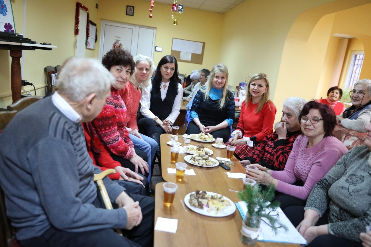 Светлана Ангелова се включи в подготовката за Коледа в Дневния център на фондация „Трета възраст“