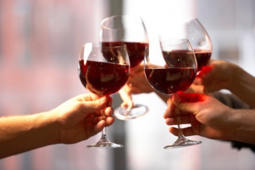 Българите пият почти два пъти повече вино, отколкото си купуват