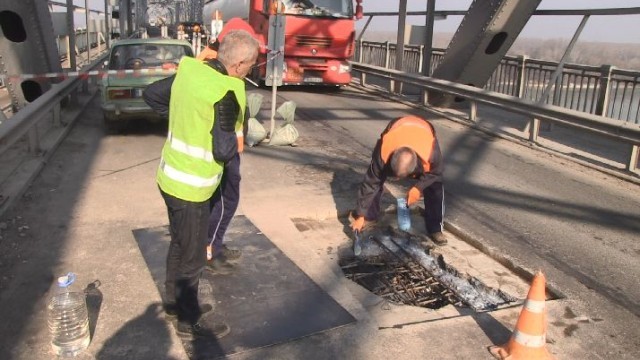 Ремонтират зейнали дупки по Дунав мост