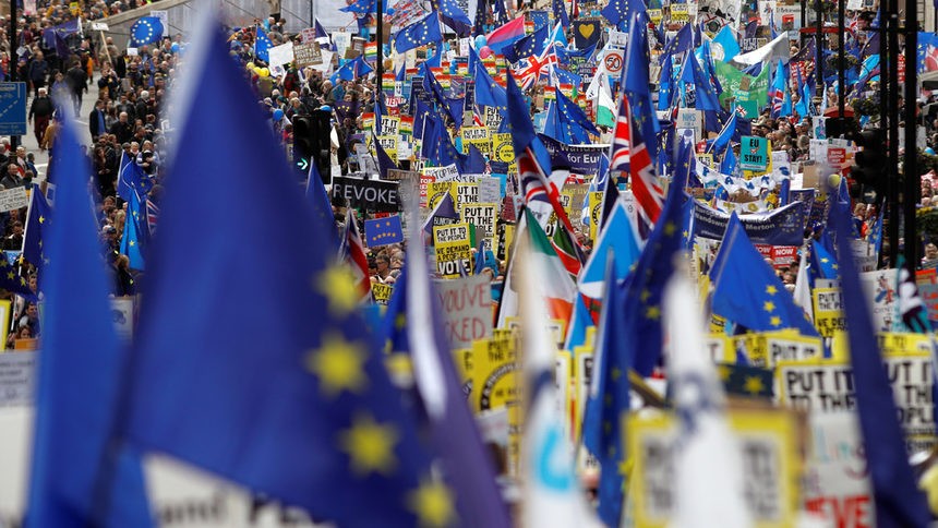 Стотици хиляди протестират в Лондон за нов референдум за Брекзит