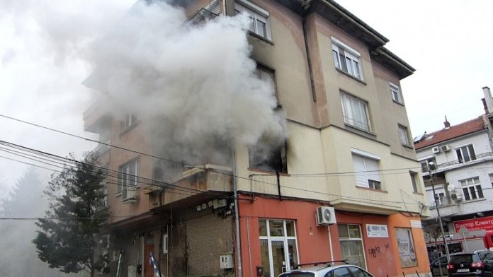 Пожар горя на метри от Музикалната гимназия в центъра на Русе.