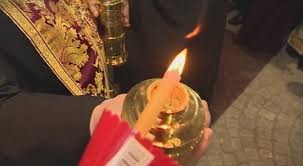 Носят благодатния огън за Възкресение от Румъния