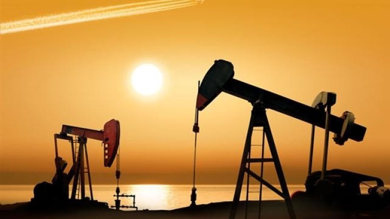 Петролът поевтиня най-много за последните 4 месеца