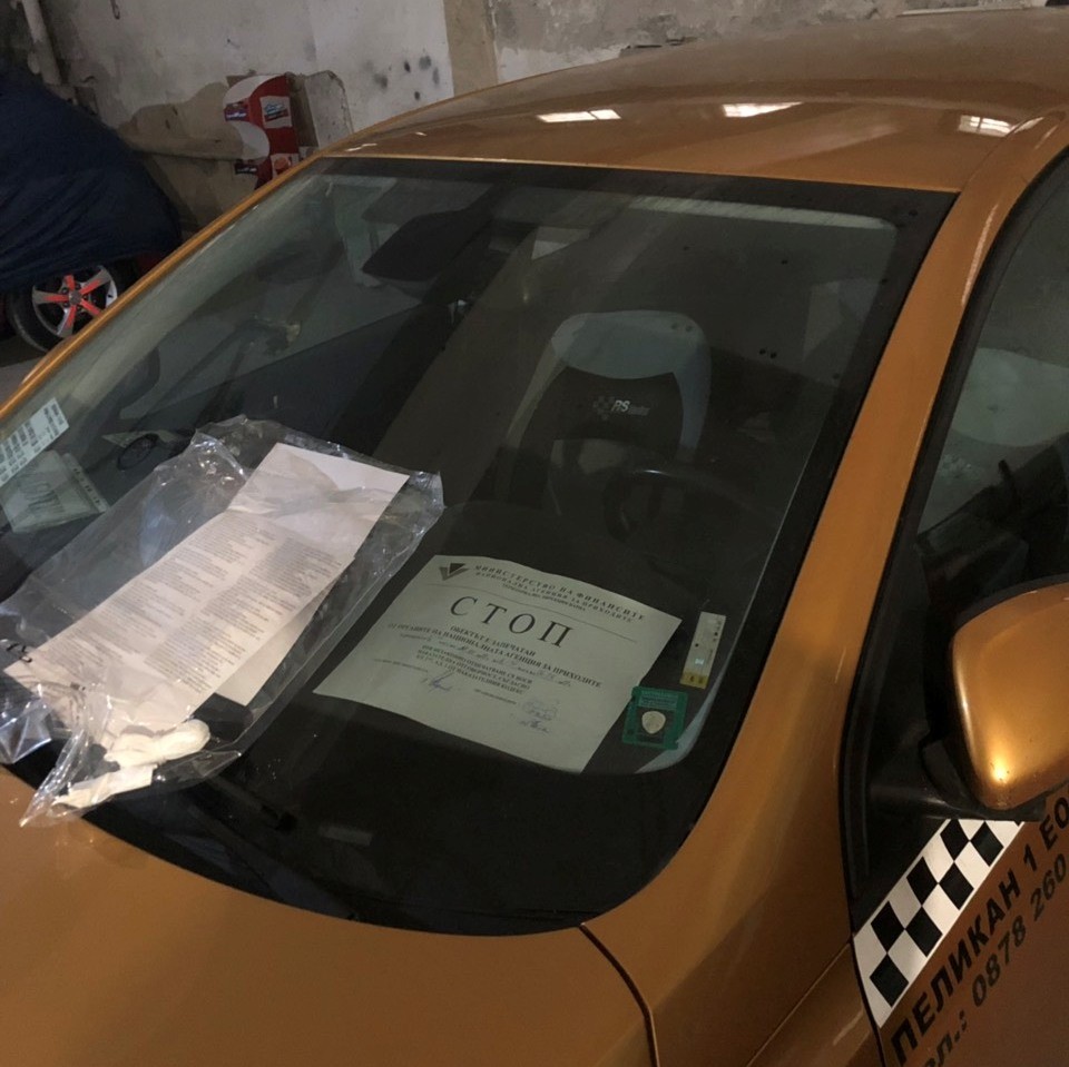 Още едно такси с русенска регистрация ще остане следващите десетина дни с лепенката „Стоп. Обектът е запечатан от НАП“