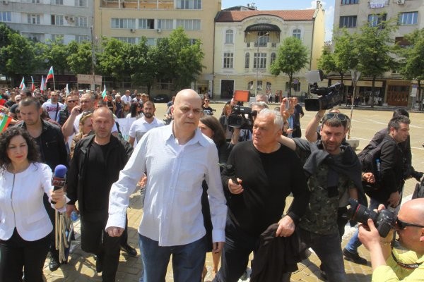 Слави: Борисов предложи 1 лев субсидия на 942-ия ден от референдума  
