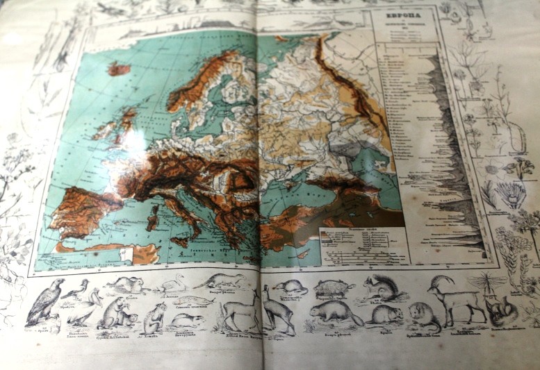 Автентични карти от края на XIX-ти  и целия X-ти век са изложени в Регионалната библиотека
