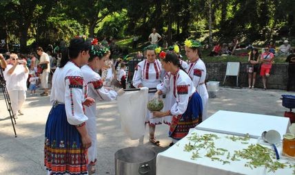 Шести национален фолклорен фестивал „Сцена под липите” на 15-ти и 16-ти юни