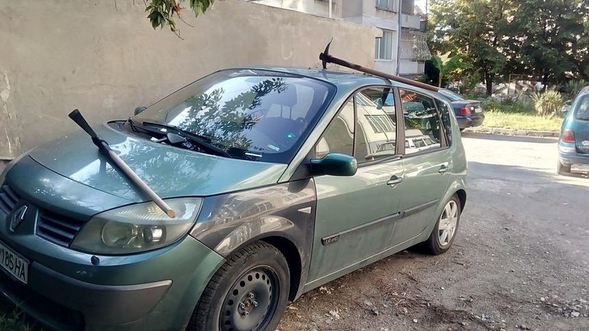 С две кирки е осъмнал автомобилът на ректора на Техническия университет във Варна 
