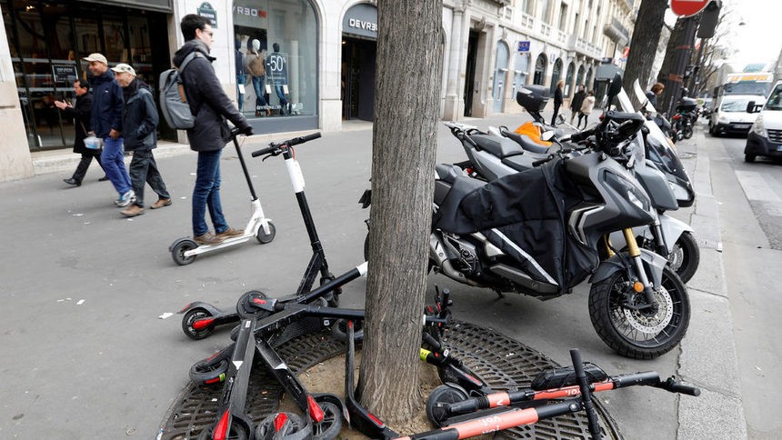 Париж ще глобява със 135 евро за каране на електрически тротинетки по тротоара