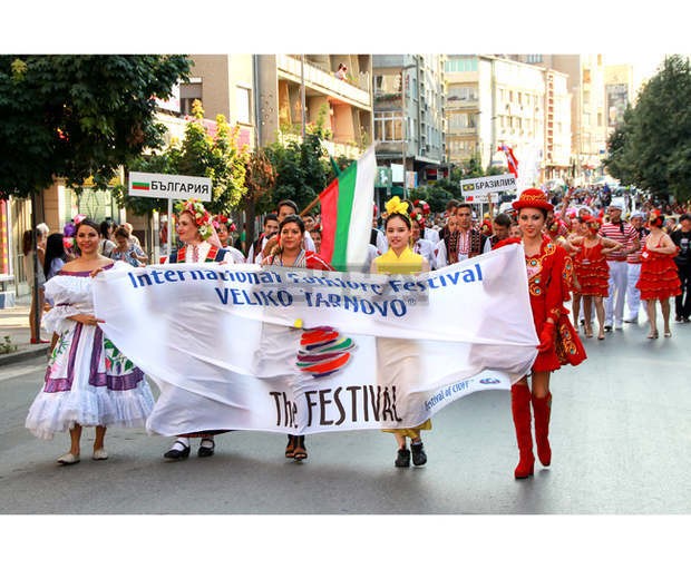 Във Велико Търново започна международен фолклорен фестивал
