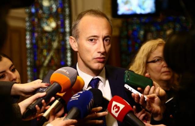  Министър Вълчев предупреди за сериозна криза в образованието 