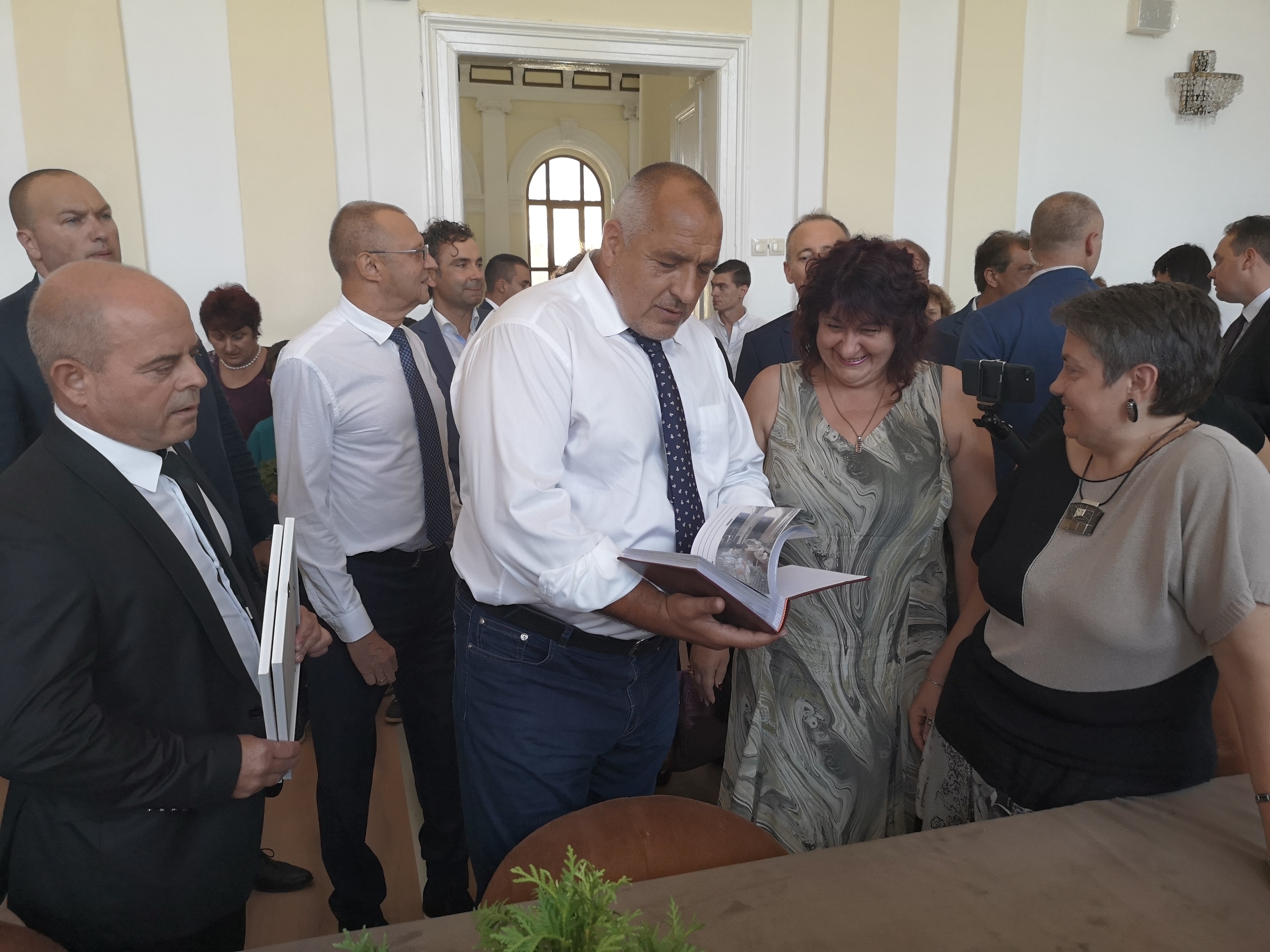    Премиерът Бойко Борисов посети изцяло обновената сграда на СУ „Христо Ботев“ в Русе