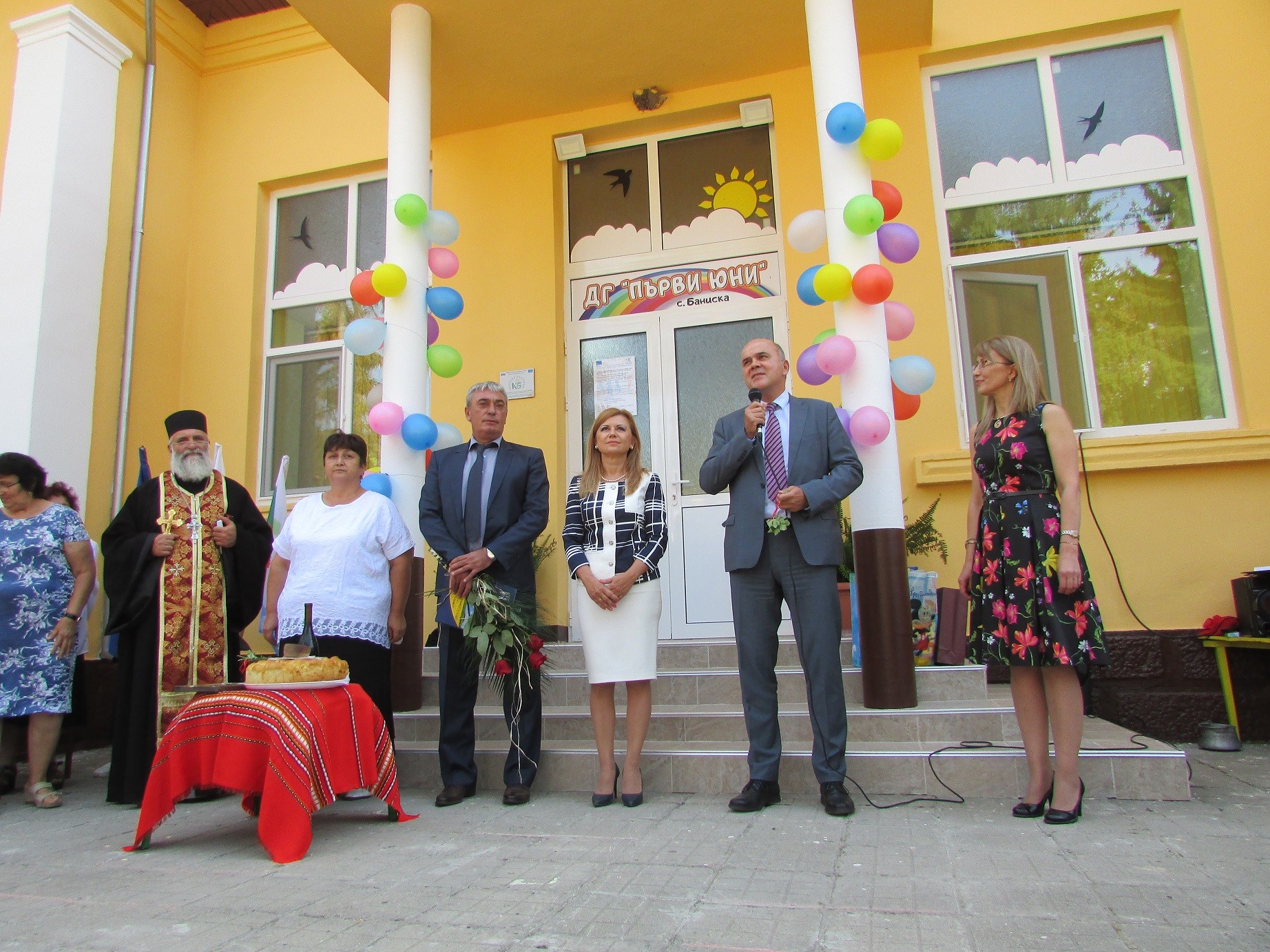 Светлана Ангелова и министър Бисер Петков откриха обновената детска градина в Баниска