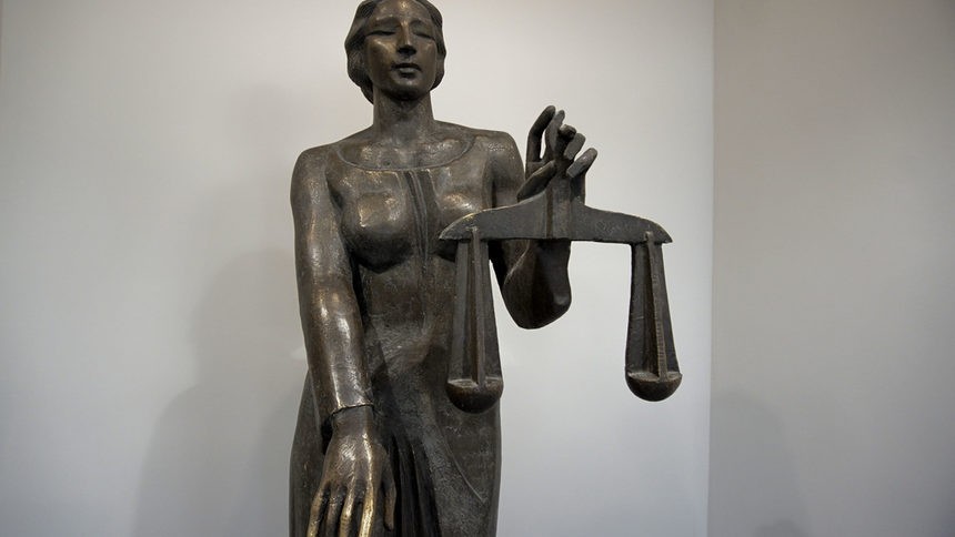 За баланса между правото и справедливостта