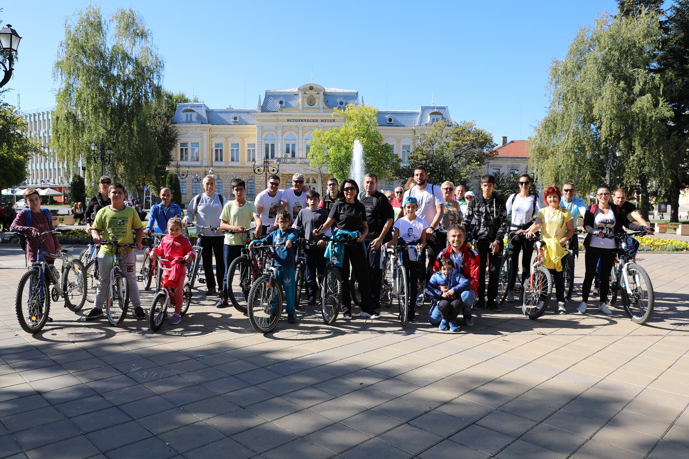 Десетки русенци караха велосипед с кандидата на ГЕРБ за кмет на Русе Диана Иванова 