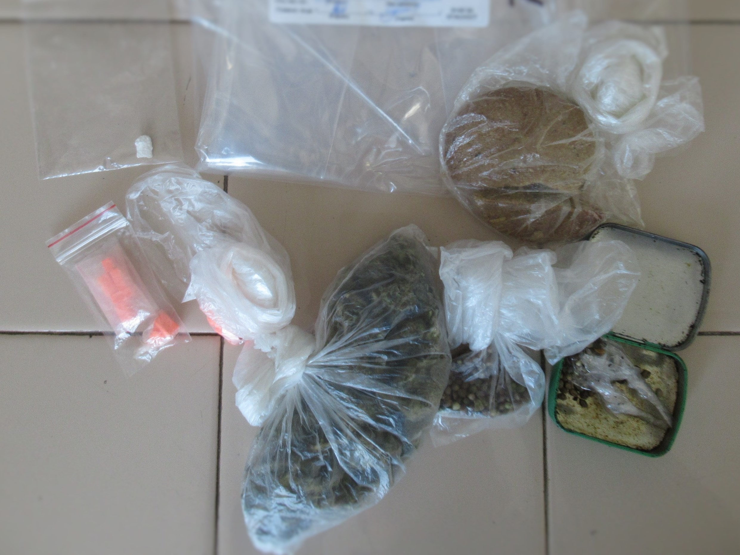 Широк спектър дрога, пособия за разфасоване и пакетиране са открити и иззети при поредната успешна спецакция