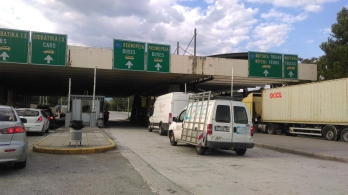 Гърция затваря границата за бусове и камиони от България