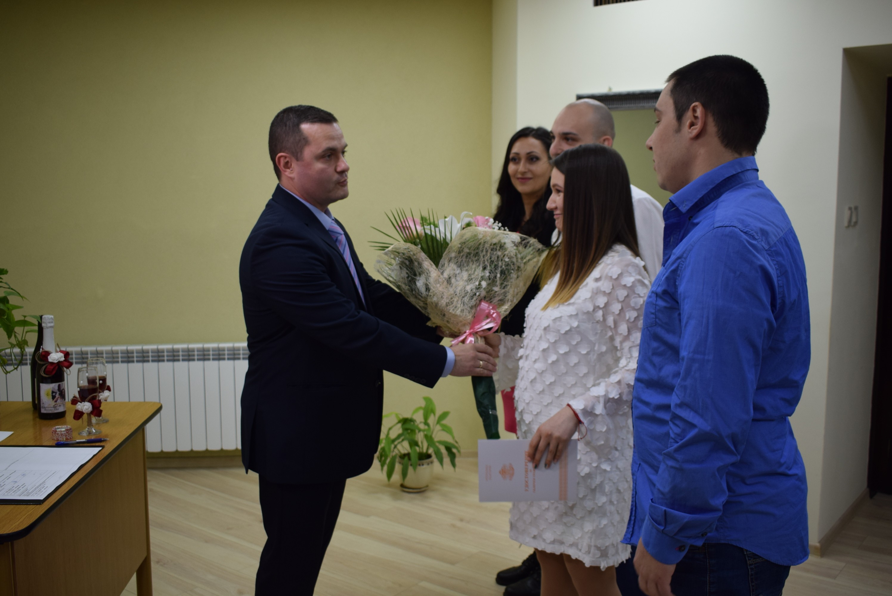 Кметът на Русе Пенчо Милков венча млада двойка в Деня на влюбените