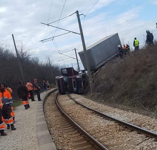 Камион падна върху релсите при Полско Косово