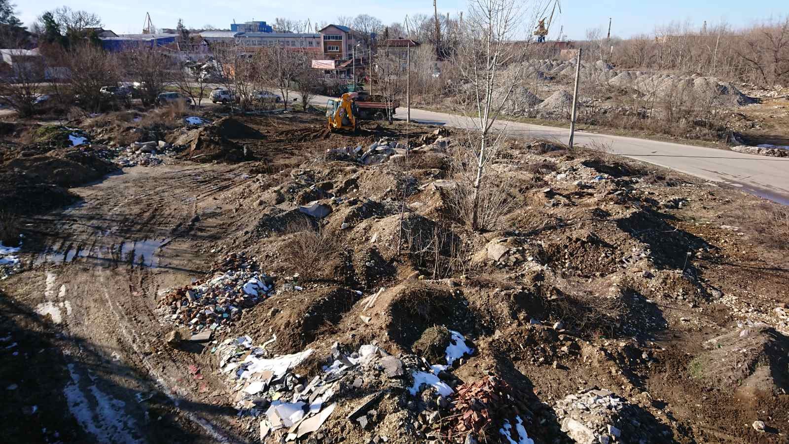  1361 тона отпадъци почистиха служители на общинските предприятия “Паркстрой“ и „Комунални дейности“ в района на „ Сарайския мост“