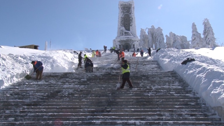  След препоръка на оперативния щаб се отменят церемониите на връх Шипка за Трети март
