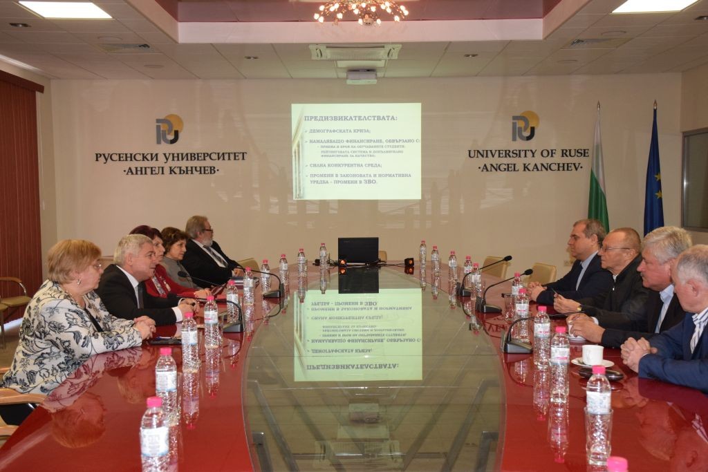 Депутати от различни партии и групи обсъдиха законодателните промени в областта на висшето образование в РУ