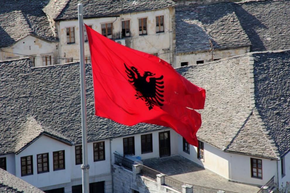 Депутатите и министрите в Албания си намалиха заплатите наполовина заради кризата 