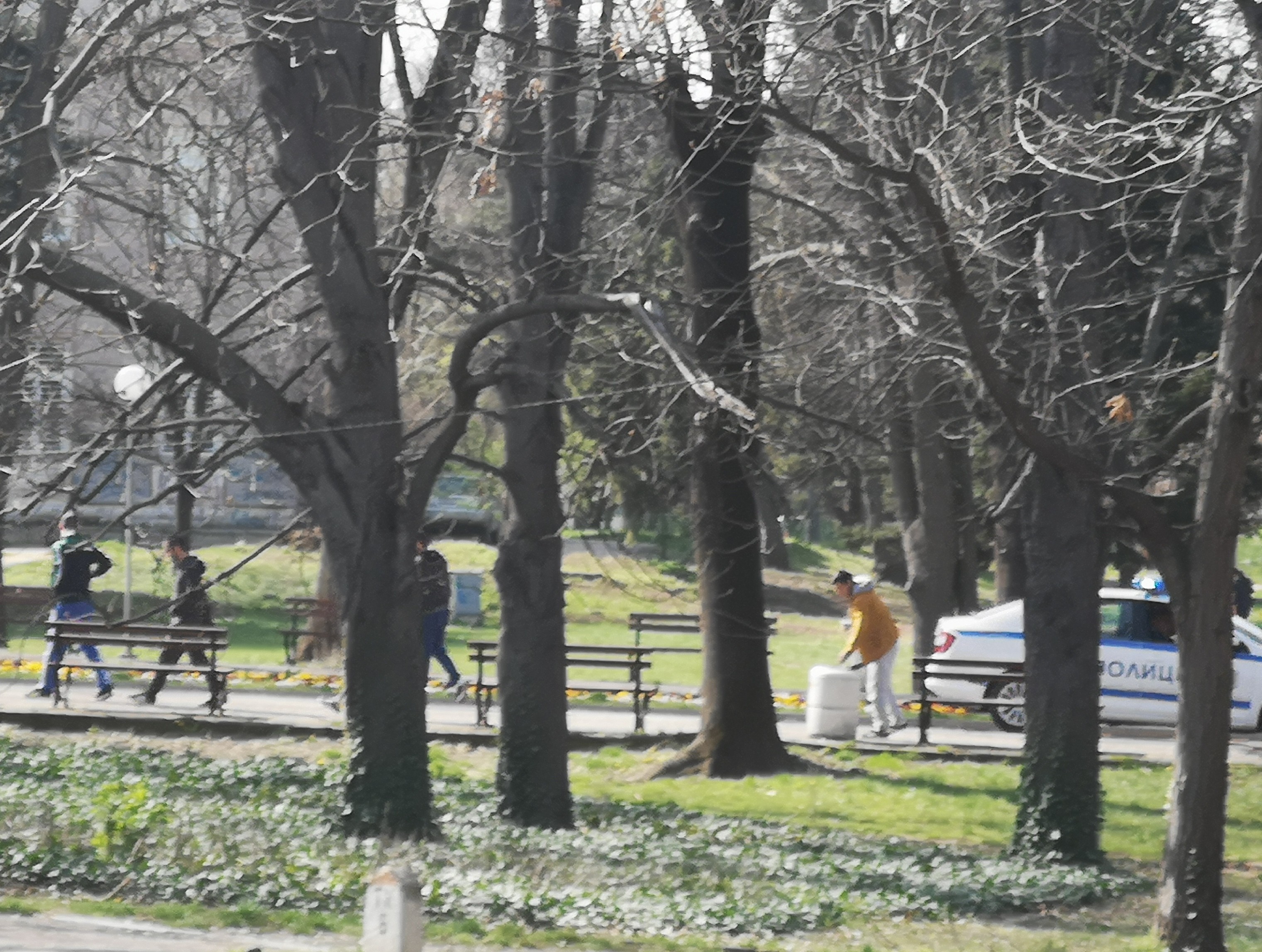 Русенци щъкат из Парка на младежта, полицията ги приканва да напуснат зоната