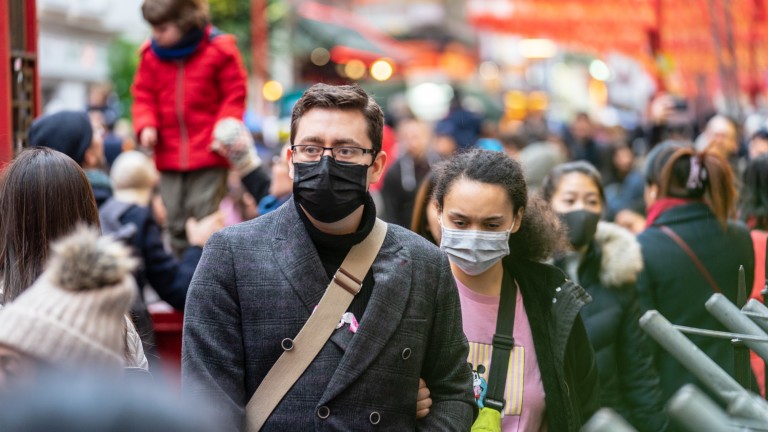 Защитните маските отново  стават задължителни на обществени места