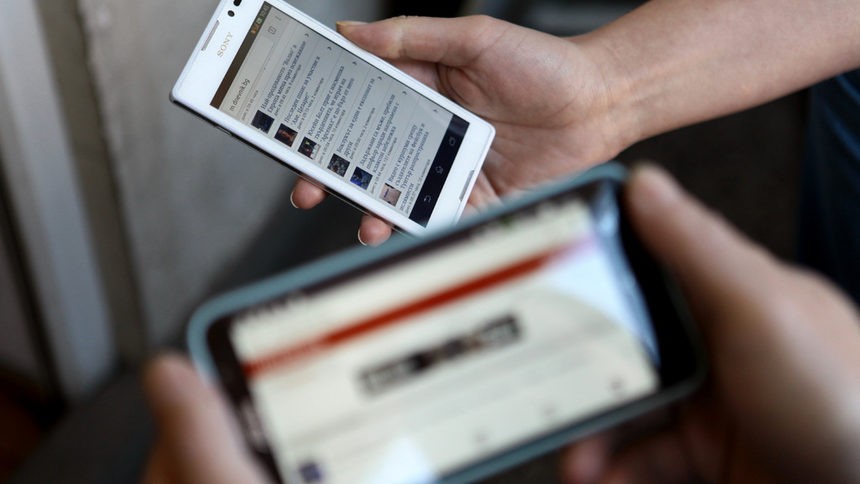 Правителството предложи българите да въвеждат здравен статус и лични данни в мобилно приложение