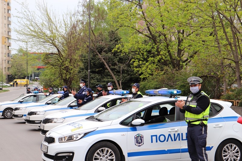 С включени сирени русенските полицаи изразиха подкрепата си  към медиците от първа линия за борба с короновируса