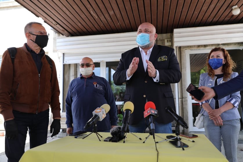 Министър Кралев нагледа ремонта на залите по щанги и бокс в Русе