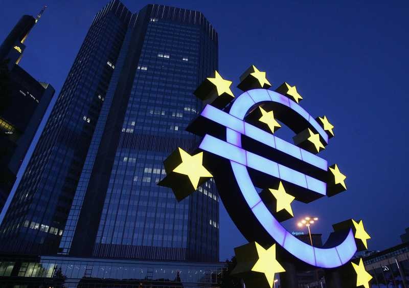 Bloomberg: ЕЦБ ще увеличи пандемичната си програма с €500 млрд.