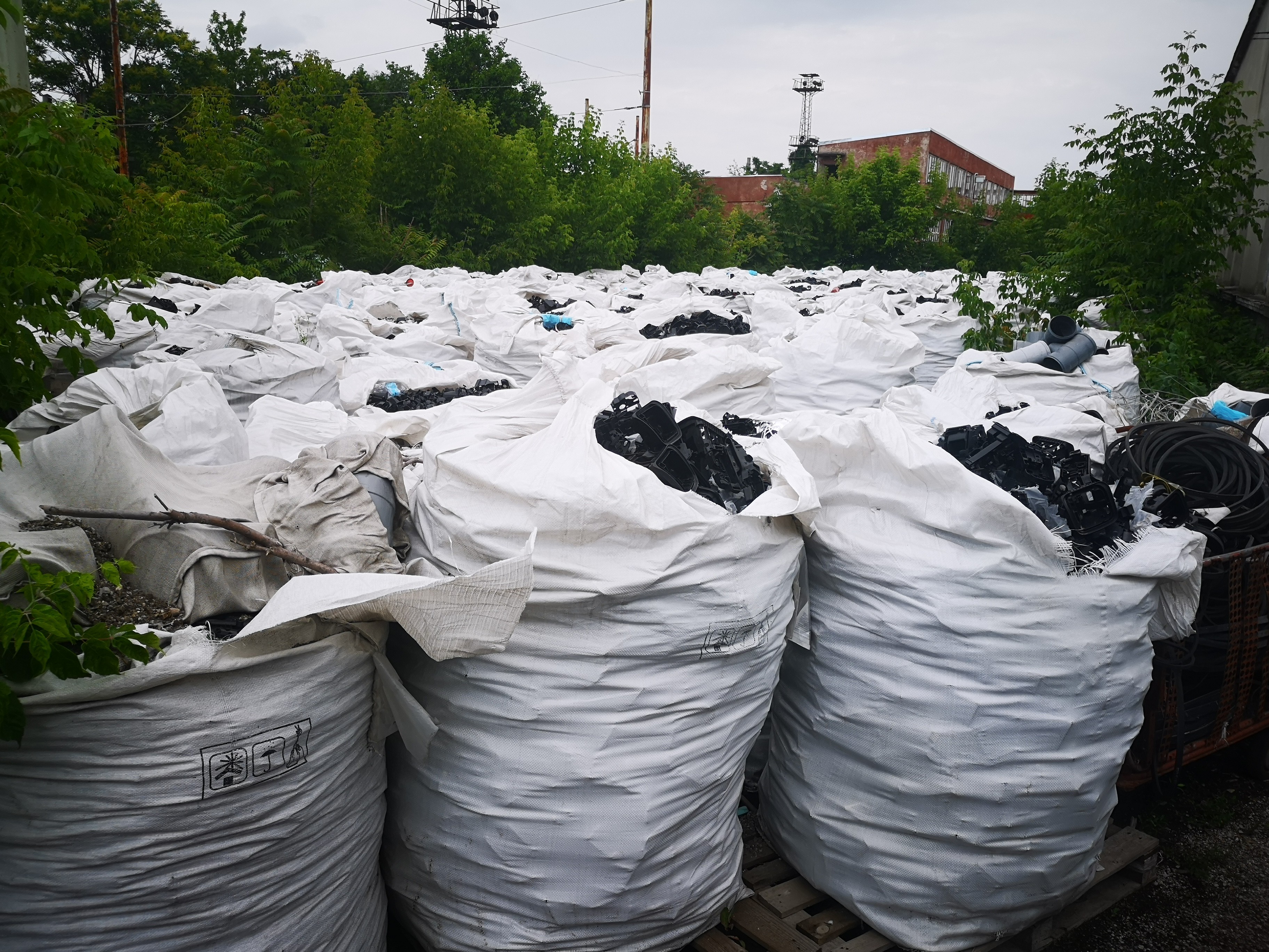 Около 400 денка с местни пластмасови отпадъци складирани на територията на депо „Тролейбусен транспорт”   