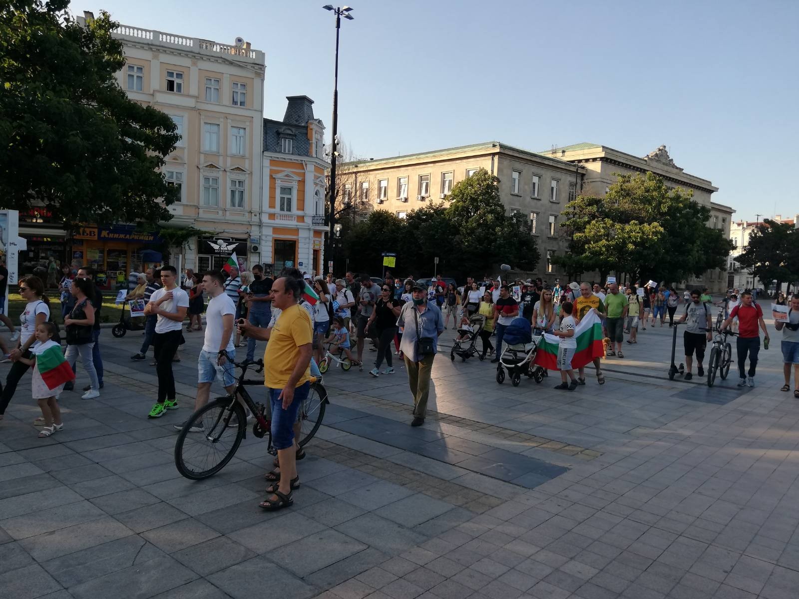   Протест срещу управлението на България бе организиран за шеста поредна вечер в центъра на Русе
