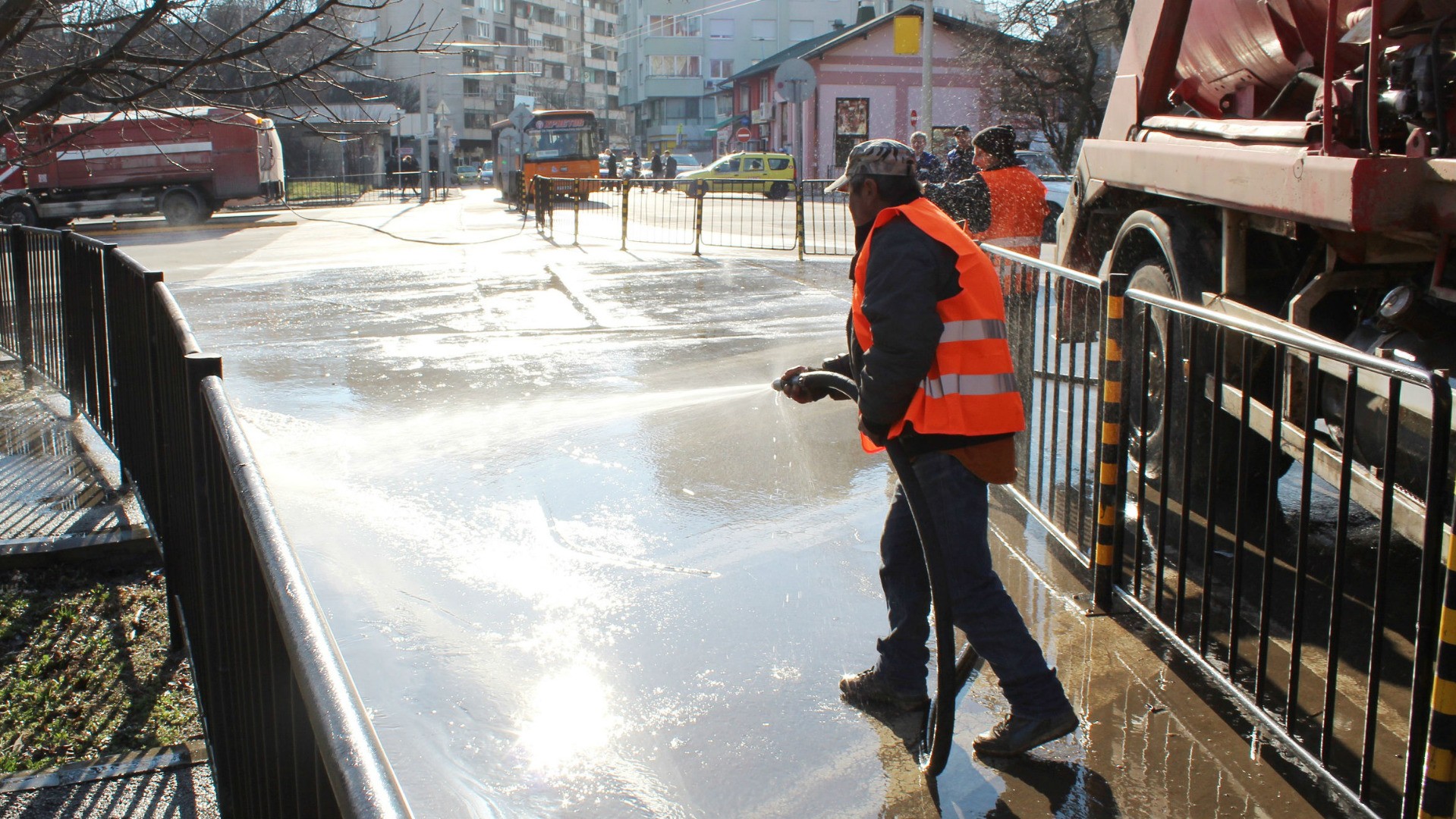   Продължава миенето на улиците в града по утвърден график