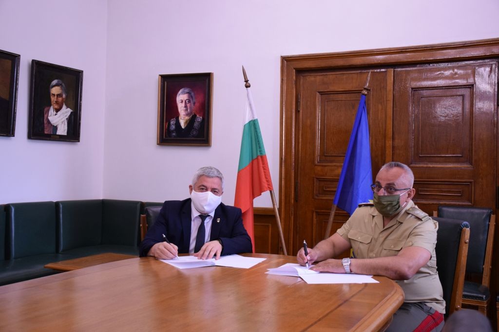 Договор за сътрудничество и съвместна дейност подписаха Русенския университет  и  военната академия 