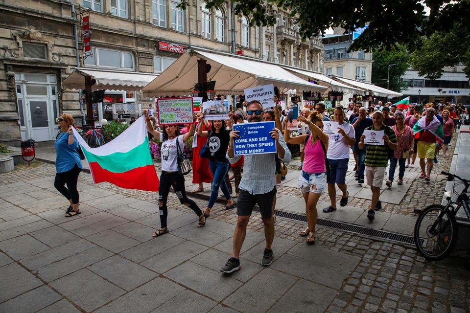 Протестиращи блокираха за кратко ключов булевард в Русе