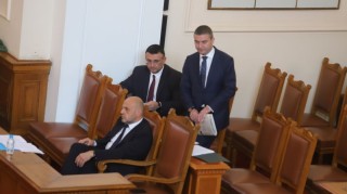 Депутатите приеха оставките на Владислав Горанов, Младен Маринов, Емил Караниколов, Кирил Ананиев и Николина Ангелкова