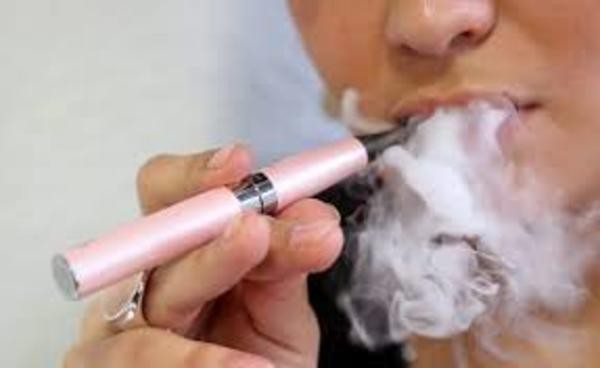 За потребителите на е-цигари рискът да се разболеят от COVID-19 е в пъти по-висок